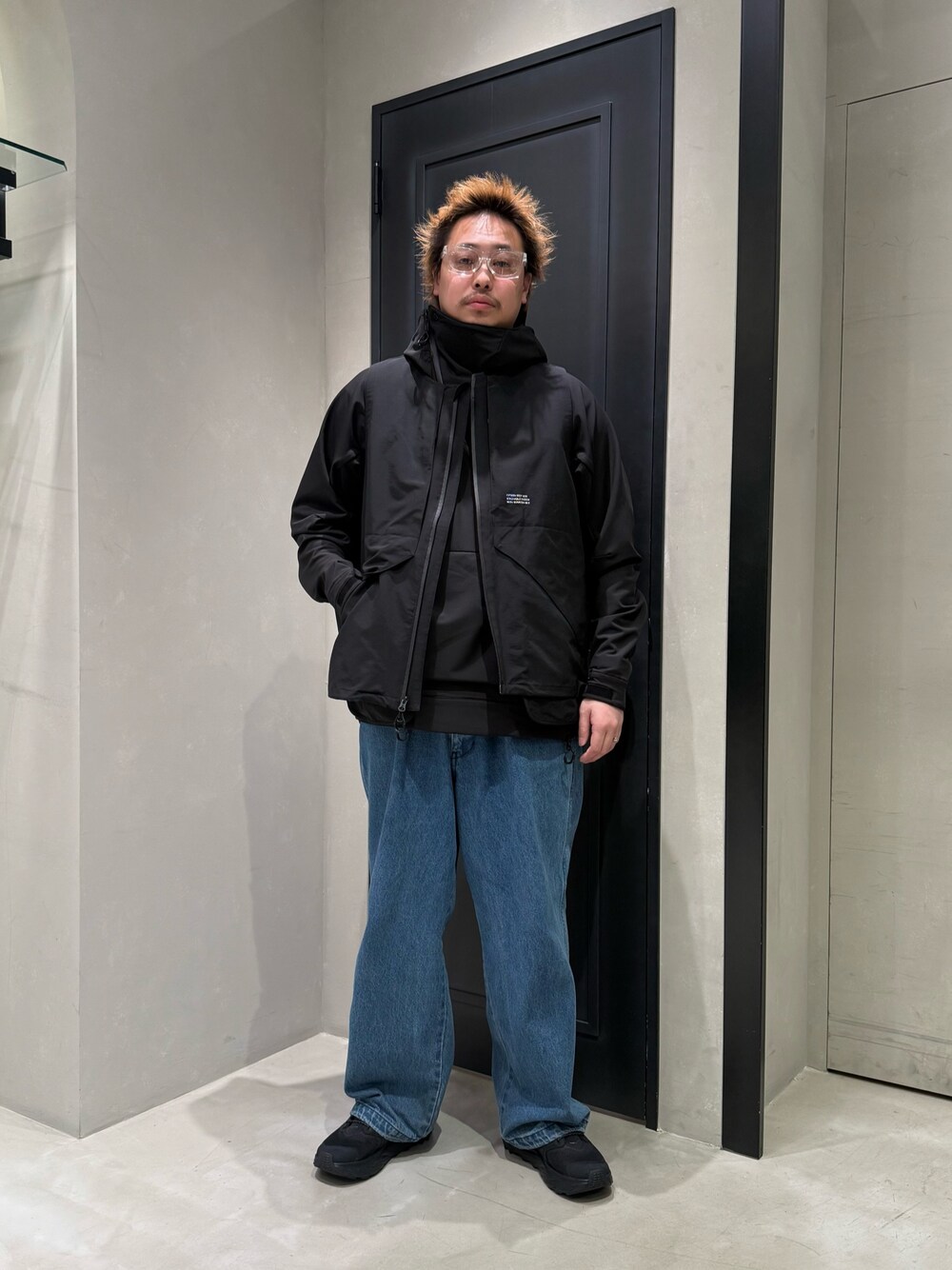 ブラック系のスニーカー、ブラック系のベストを着用したメンズの冬コーディネートの1枚目の写真