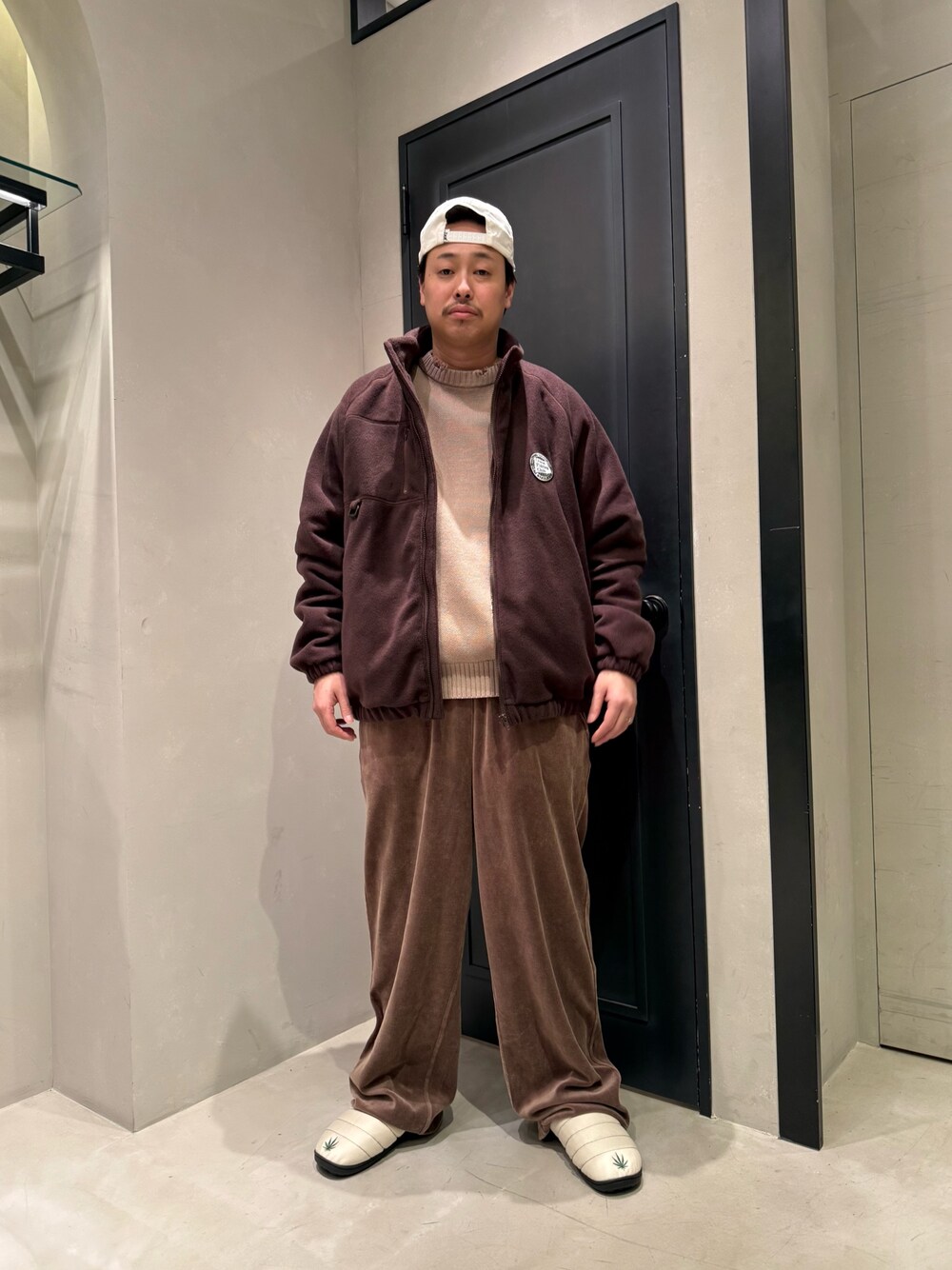 ベージュ系のニット/セーター、ベージュ系のサンダルを着用したメンズの秋コーディネートの1枚目の写真