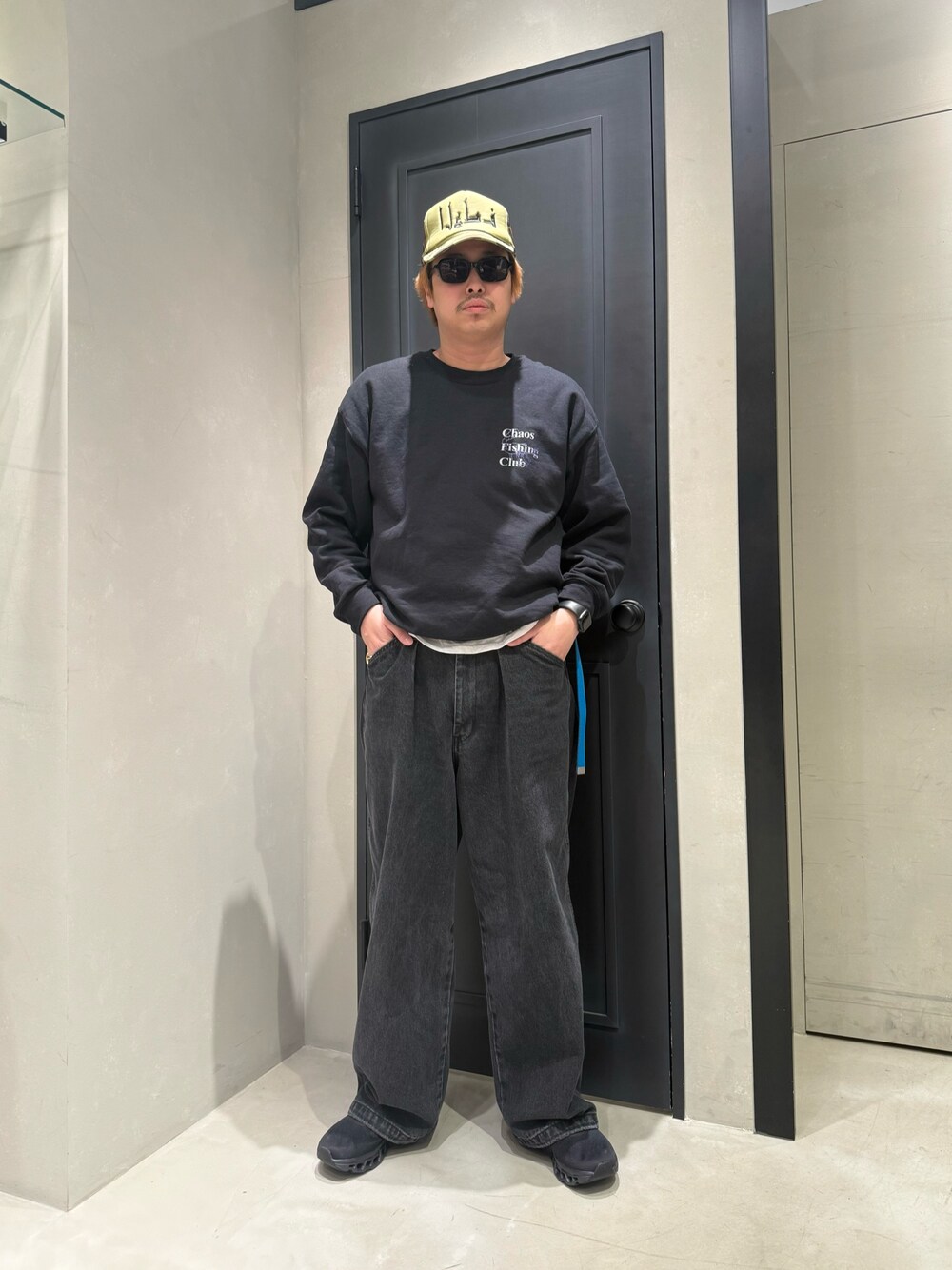 ブラック系のスニーカーを着用したメンズの冬コーディネートの1枚目の写真