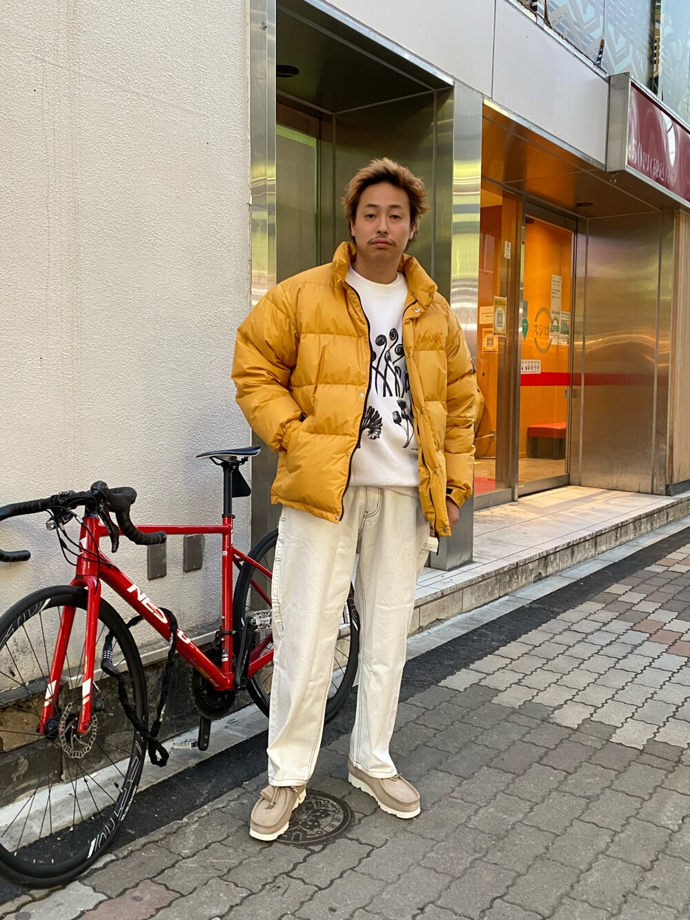 ベージュ系のチノパンツ、ベージュ系のその他パンツ、ホワイト系のスウェットを着用したメンズの秋コーディネートの1枚目の写真