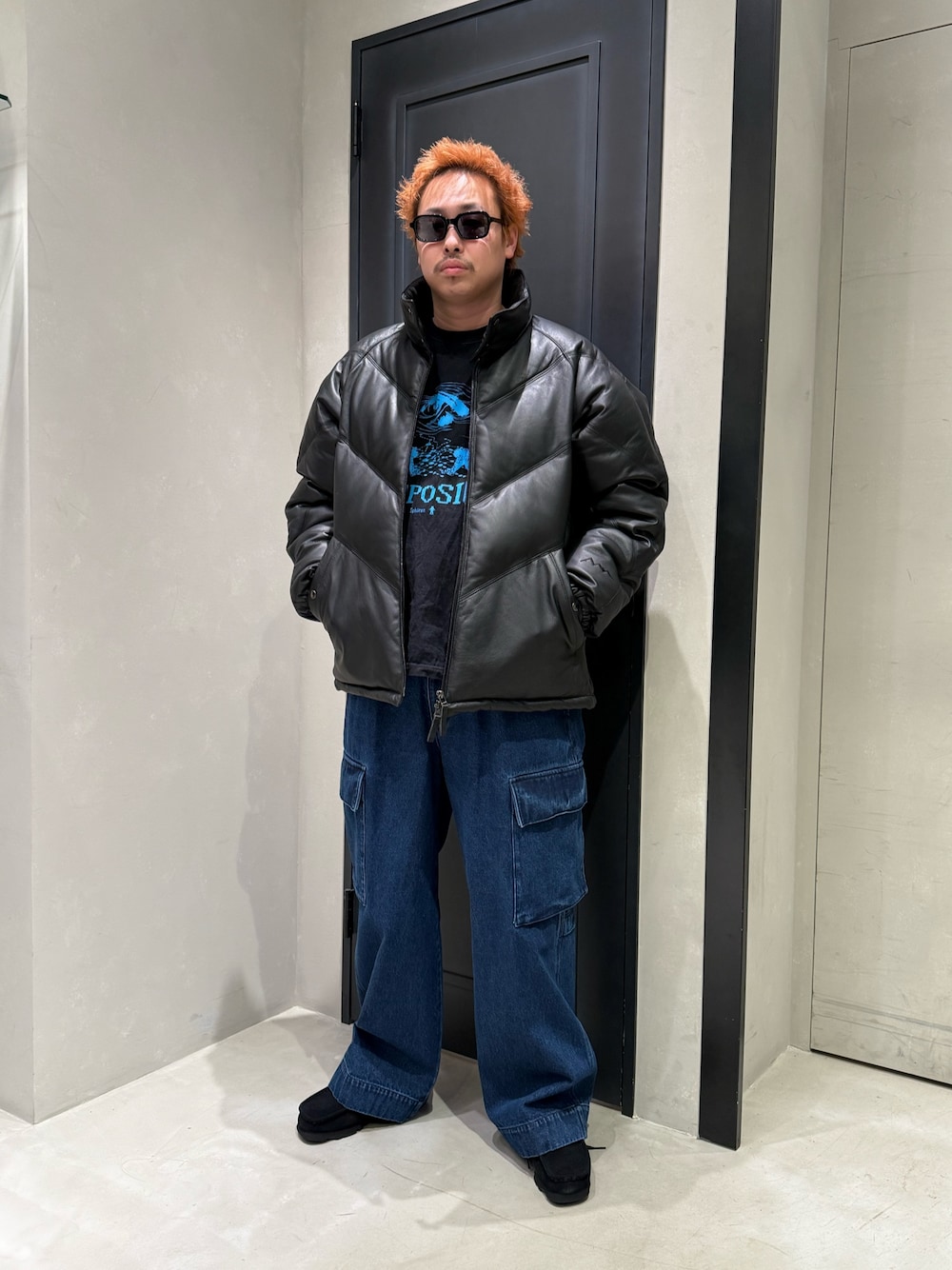 ブラック系のモカシン/デッキシューズを着用したメンズの冬コーディネートの1枚目の写真