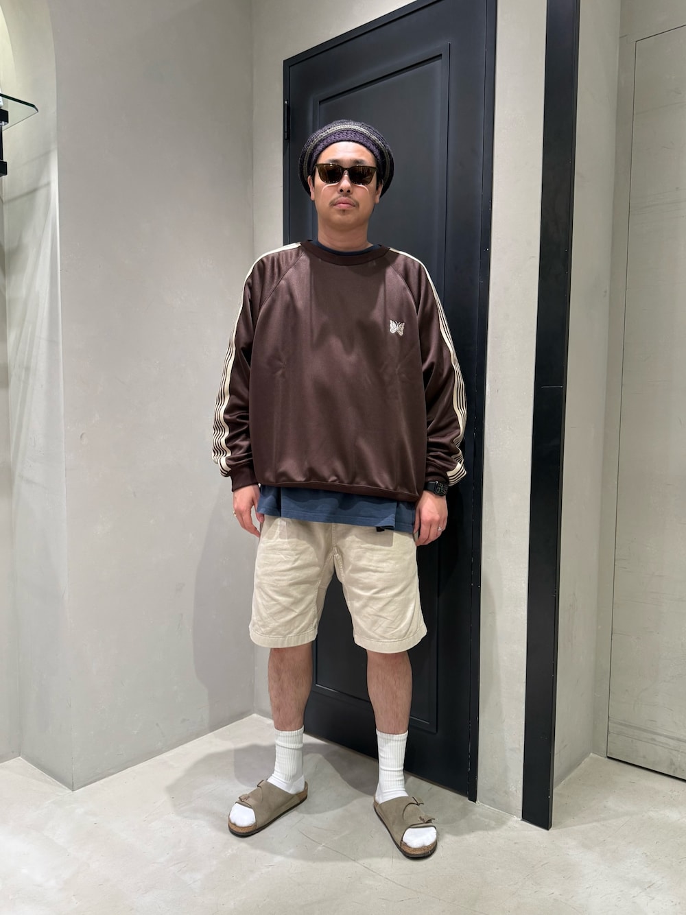 その他のその他パンツ、ベージュ系のサンダルを着用したメンズの夏コーディネートの1枚目の写真
