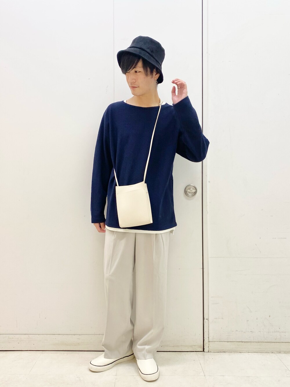 「グローバルワーク(GLOBAL WORK)、レイヤードスタイル、カジュアルコーデ、秋コーデ、さわやか、ワイドパンツ、ストレートパンツ、ネイビー、スリッポン、バケットハット」｜「GLOBAL WORKのウツクシルエットストレートパンツ/924383（その他パンツ、ホワイト系）」を使った、yosip(よしぴー)さん（メンズ・173cm）の秋コーディネートの1枚目の写真