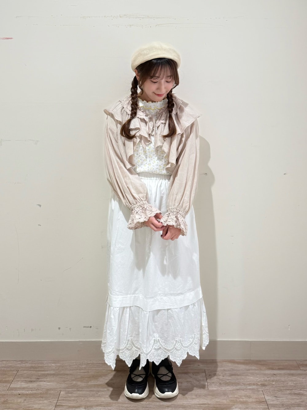 「Samansa Mos2、サマンサ モスモス(Samansa Mos2)、ブラウス、レース、フリル、メロートップス、花柄、スカート、ペチスカート、ベルクロスニーカー、スニーカー、ナチュラル、大人かわいい、ガーリー、ナチュラルガーリー」｜「Samansa Mos2の【消臭効果】リネン混ベレー帽（ハット、ホワイト系）」を使った、kotoさん（レディース・157cm）の春コーディネートの1枚目の写真