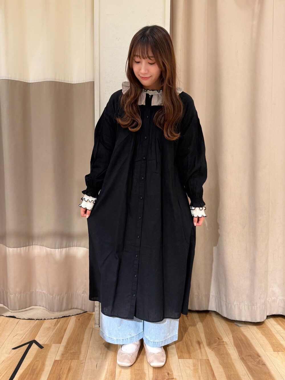 「Samansa Mos2、サマンサ モスモス(Samansa Mos2)、kazumiコラボ、ワンピース、デニム、レース、フリル、刺繍、ガーリー、ナチュラル」｜「Samansa Mos2の【M/Lサイズ】ホックタックデニムパンツ（デニムパンツ、ブルー系）」を使った、kotoさん（レディース・157cm）の冬コーディネートの1枚目の写真