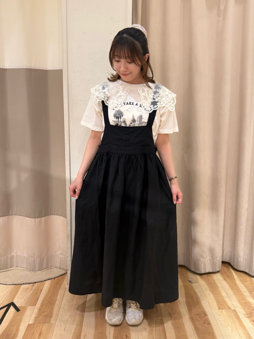 「Samansa Mos2、サマンサ モスモス(Samansa Mos2)、ガーリー、ナチュラルガーリー、大人かわいい、ナチュラル、ジャンスカ、ジャンパースカート、リネン、Tシャツ、シアー、襟付きトップス、夏服、春服、春夏コーデ」｜「Samansa Mos2のアイテム（トップス、ホワイト系）」を使った、kotoさん（レディース・157cm）の春コーディネートの1枚目の写真