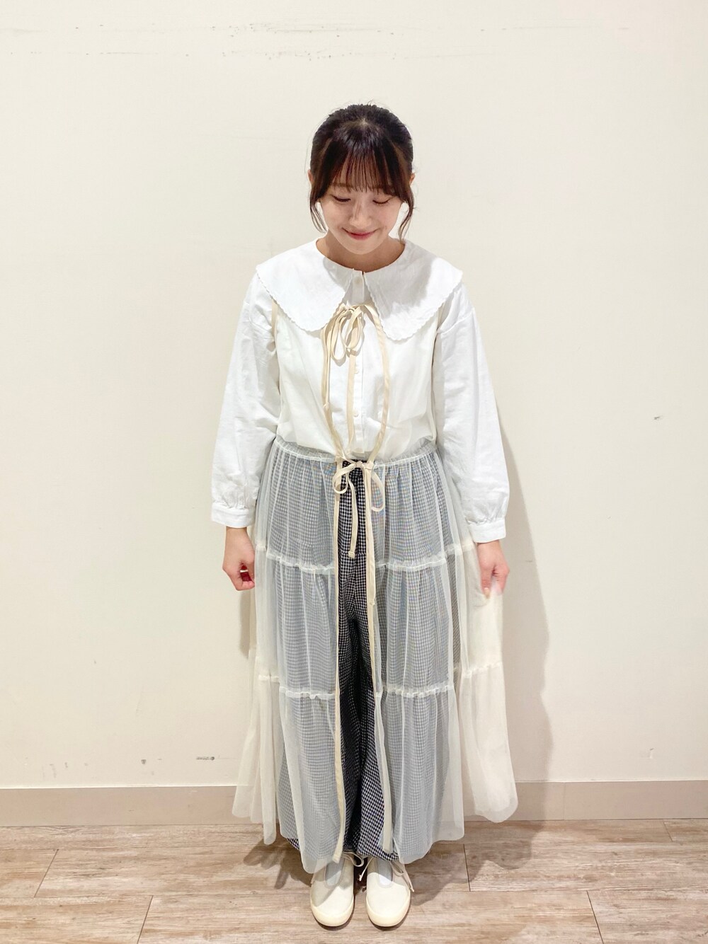 「Samansa Mos2、サマンサ モスモス(Samansa Mos2)、春、春服コーデ、パンツコーデ、チュール、チュールワンピ、リボン、ブラウス、襟付きトップス、カジュアルガーリー、休日スタイル」｜「Samansa Mos2の襟スカラップブラウス（シャツ/ブラウス、ホワイト系）」を使った、kotoさん（レディース・157cm）の春コーディネートの1枚目の写真