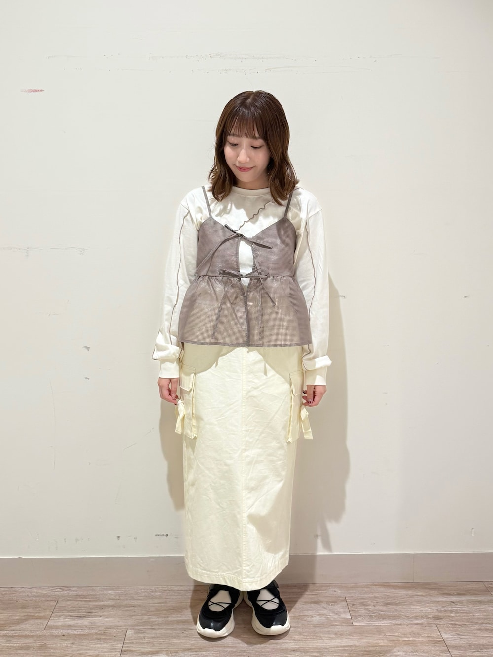 「Samansa Mos2、サマンサ モスモス(Samansa Mos2)、シアー、ビスチェ、シアートップス、メロートップス、カーゴスカート、スカート、スカートスタイル、スニーカー、ベルクロスニーカー、カジュアル、カジュアルコーデ、カジュアルガーリー、大人かわいい」｜「Samansa Mos2のベルクロスニーカー（スニーカー、ブラック系）」を使った、kotoさん（レディース・157cm）の春コーディネートの1枚目の写真