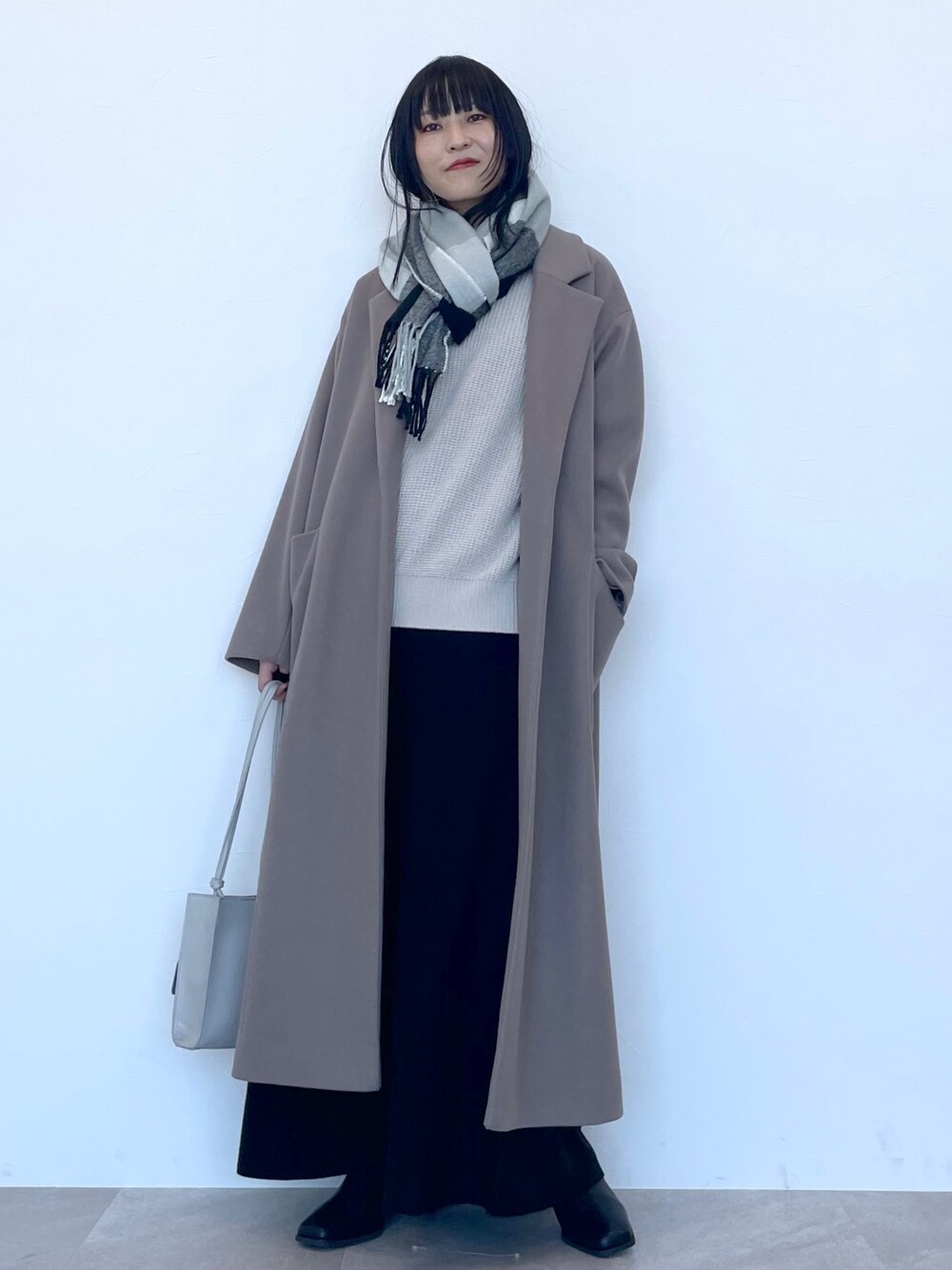 「LAKOLE、シンプルコーデ、マフラー、きれいめカジュアル、スクエアトゥ、プチプラ、チェック、ブーツ、アウター、ロングコート、カジュアルコーデ、休日コーデ、ゆるコーデ、冬コーデ、大人女子」｜「LAKOLEの12Gカシミヤタッチフレアスカート[セットアップ対応]（スカート、ブラック系）」を使った、koz▲さん（レディース・160cm）の冬コーディネートの1枚目の写真