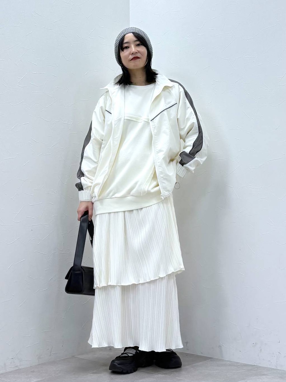 「着痩せ・細見え、高見え、休日コーデ、ストリート、バッグ、LAKOLE、ブーツ、ウエストゴム、スカート、スウェット、ワントーン、ニット帽、スニーカー、春コーデ、ショルダーバッグ」｜「LAKOLEのローゲージニットワッチ / 253054（ニットキャップ/ビーニー、グレー系）」を使った、koz▲さん（レディース・160cm）の冬コーディネートの1枚目の写真
