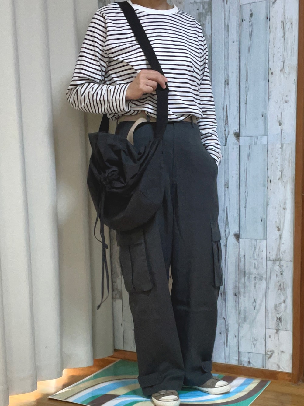 「ボーダー、カーゴパンツ、カジュアルコーデ」｜「LEPSIMの大人キレイめカーゴパンツ　954079（カーゴパンツ、グレー系）」を使った、tomoさん（レディース・162cm）の秋コーディネートの1枚目の写真