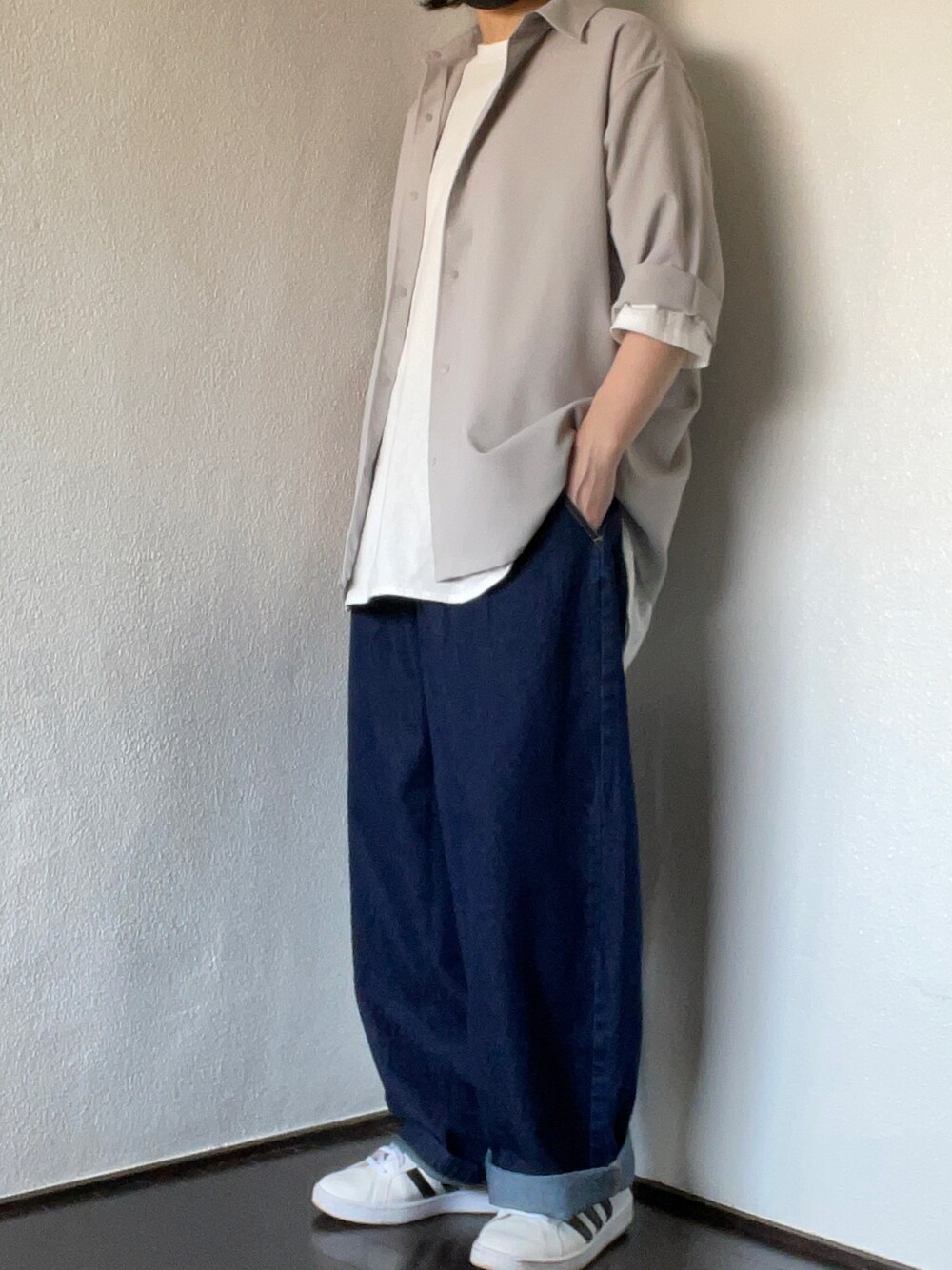 ブルー系のデニムパンツ、シルバー系のシャツ/ブラウスを着用したレディースの春コーディネートの1枚目の写真