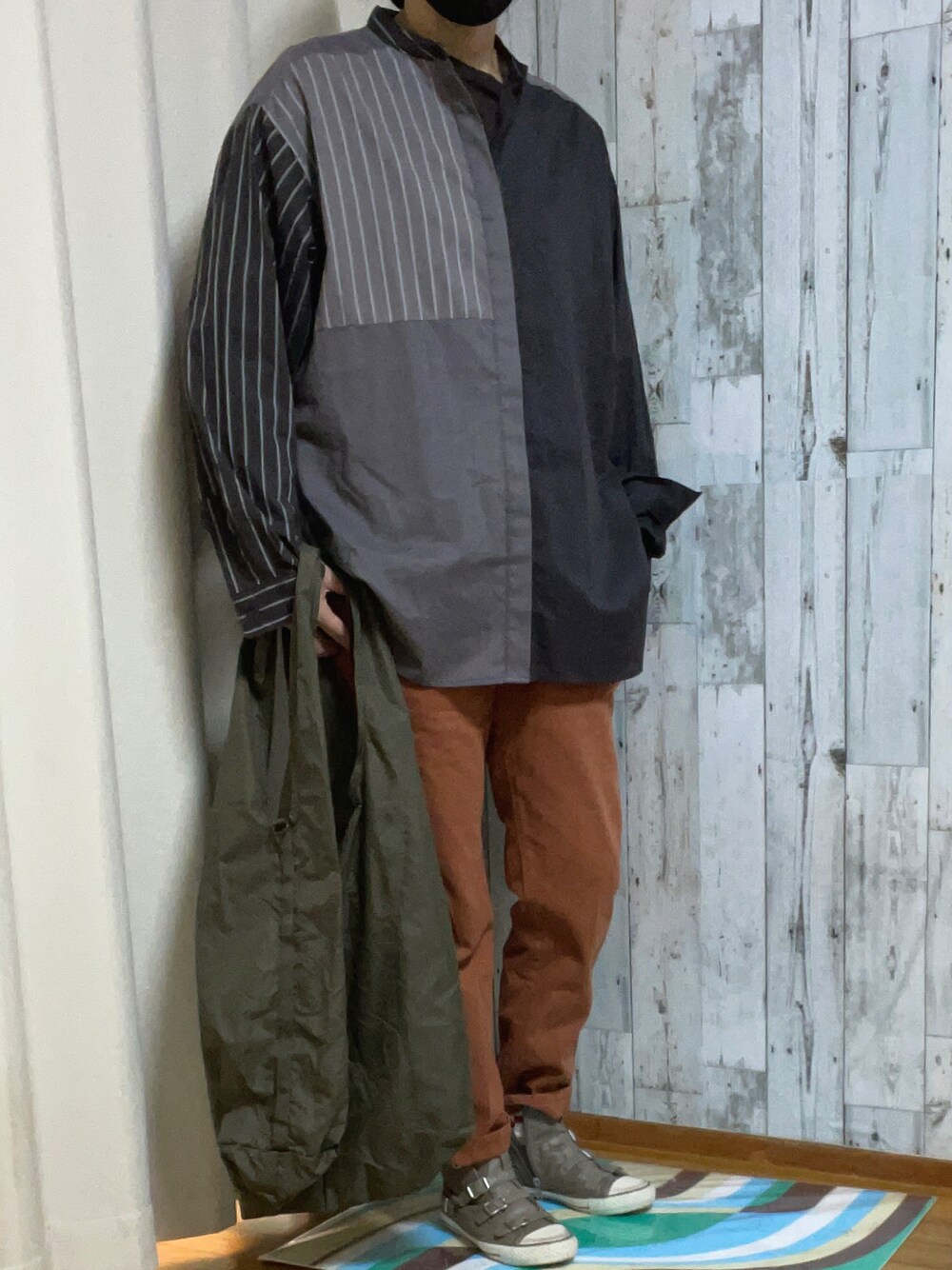 「シャツスタイル、オトナカジュアル、ユニクロ」｜「UNIQLOのアイテム（バッグ、グリーン系）」を使った、tomoさん（レディース・162cm）の秋コーディネートの1枚目の写真