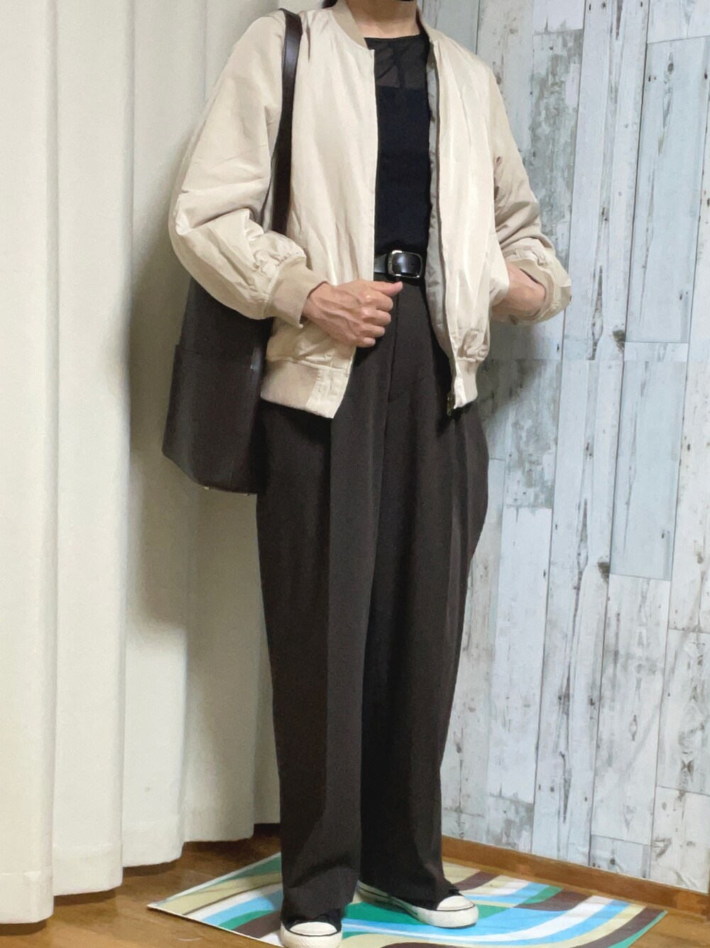 「カジュアルコーデ、シアートップス、UNIQLO、shein、ブルゾン」｜「UNIQLOのアイテム（パンツ、ブラウン系）」を使った、tomoさん（レディース・162cm）の春コーディネートの1枚目の写真