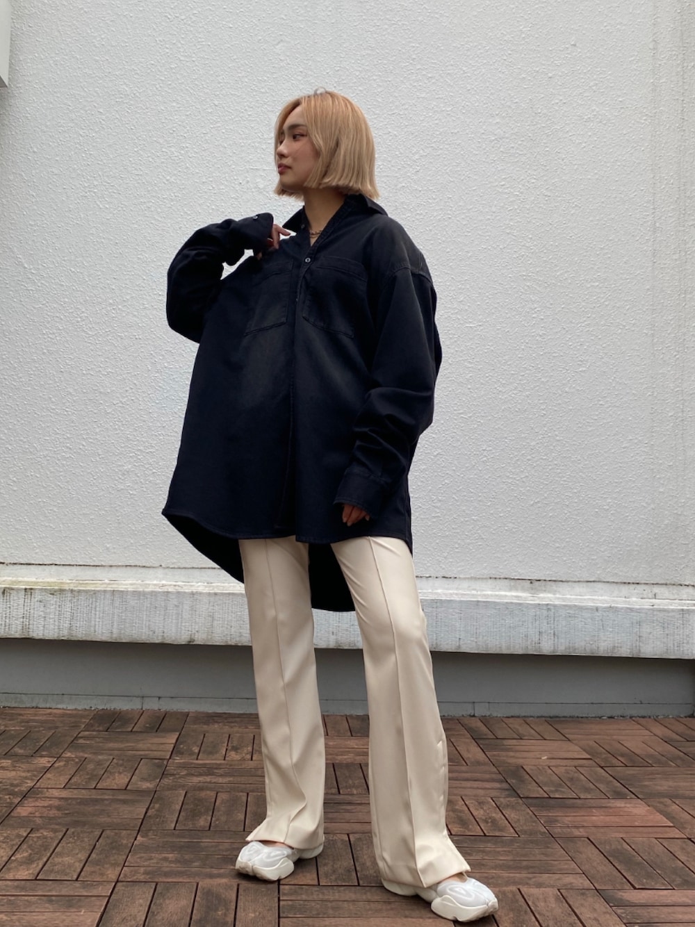 ブラック系のシャツ/ブラウス、ホワイト系のその他パンツを着用したレディースの秋コーディネートの1枚目の写真