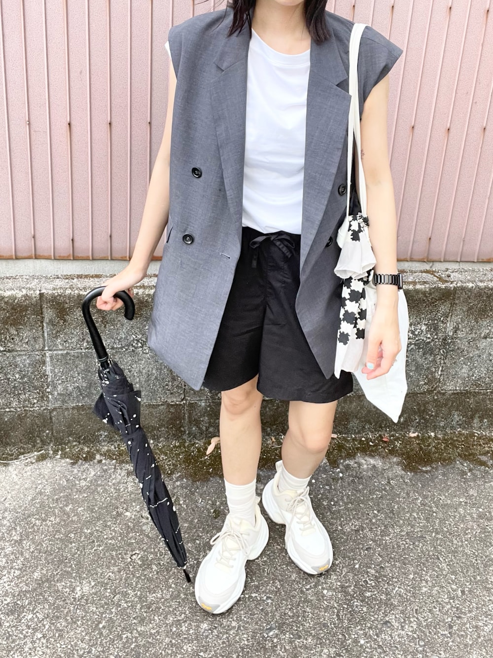 「キレイめカジュアル、ハーフパンツ、スニーカーコーデ、厚底シューズ、白Tシャツ、白スニーカー、白ソックス、ジャケット、ジレ、モノトーン、モノトーンコーデ、無印良品、BAYFLOW(BAYFLOW)、休日スタイル、秋服準備はじめました」｜「SNIDELのVibramスニーカー（スニーカー、ホワイト系）」を使った、yukiさん（レディース・165cm）の秋コーディネートの1枚目の写真