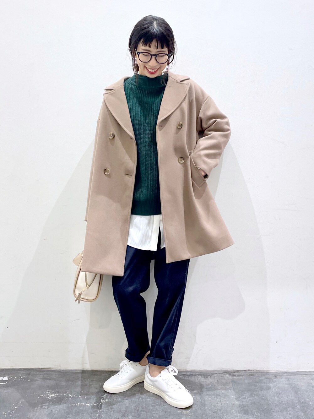 「シンプルコーデ、メガネ女子、レイヤードスタイル、グリーン、いいね、save、フォローお願いします🤑、ベイフロー(BAYFLOW)、BAYFLOW(BAYFLOW)、チェスターコート、コート、休日スタイル、きれいめカジュアル、大人カジュアル、ベイカーパンツ、スニーカーコーデ、メンズライク」｜「BAYFLOWのストレッチベイカーパンツ（その他パンツ、ブルー系）」を使った、yukiさん（レディース・165cm）の冬コーディネートの1枚目の写真