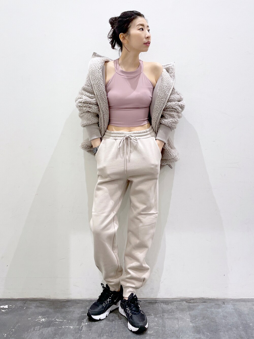 「スポーツミックス、スポーツウェア、スウェット、スウェットパンツ、ボアブルゾン、ボア、ボアジャケット、NIKE、ナイキ、ヨガ、ヨガウェア、ベイフロー(BAYFLOW)、BAYFLOW(BAYFLOW)、HEREIAM、いいね、save、フォローお願いします🤑」｜「HEREIAMの【HEREIAM】スウェットJOGパンツ（その他パンツ、ベージュ系）」を使った、yukiさん（レディース・165cm）の秋コーディネートの1枚目の写真