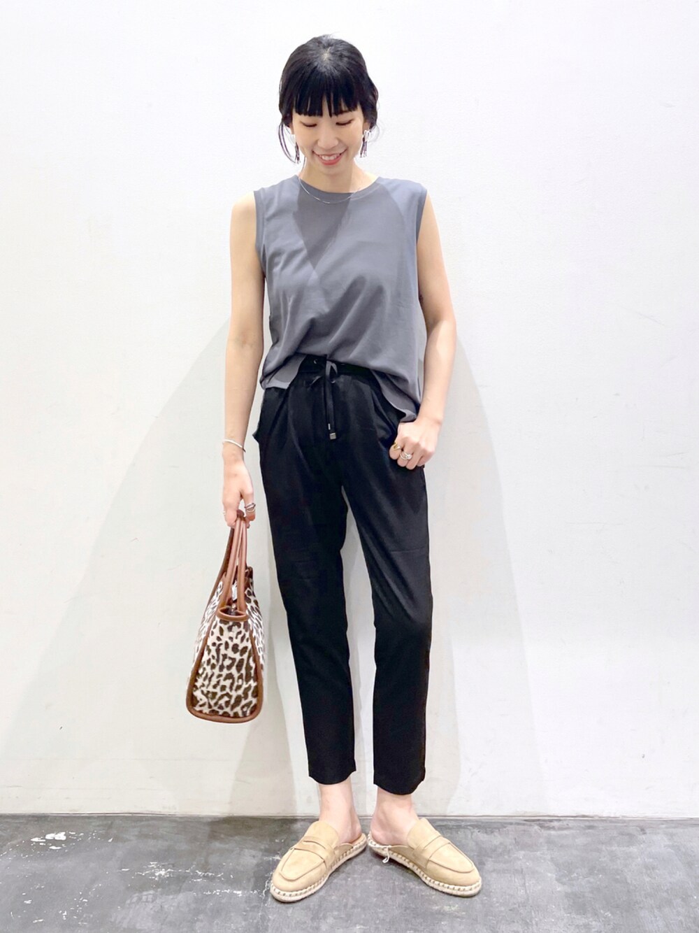 Tシャツ/カットソー（ブルー系）を使った「黒パンツ」の人気