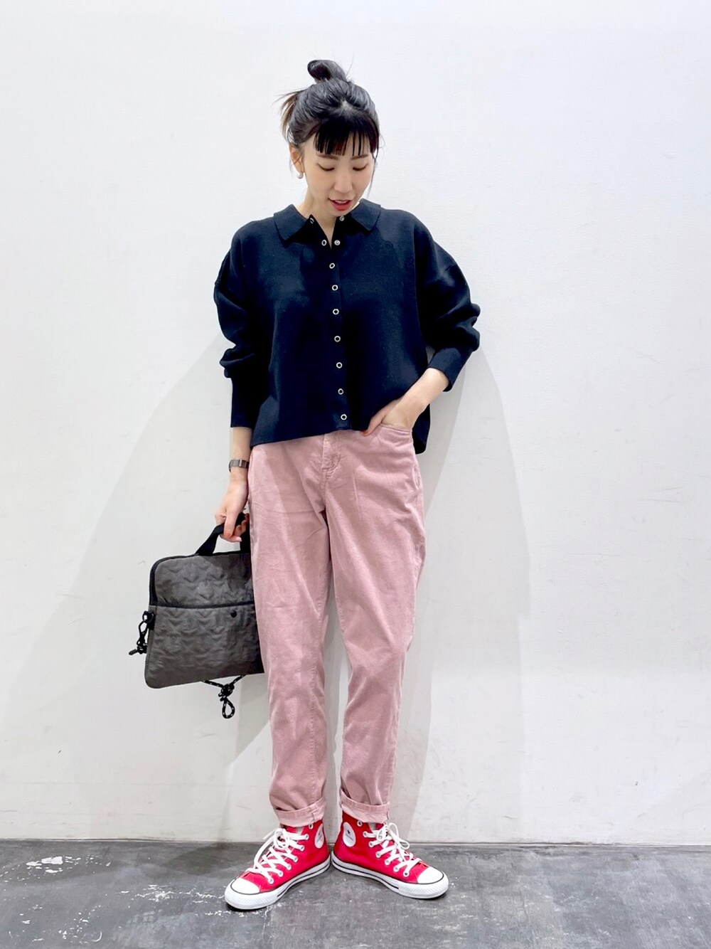 「テーパードパンツ、コーデュロイ、コーデュロイパンツ、ピンク、コンバース、ハイカットスニーカー、ニット、大人カジュアル、カジュアルコーデ、いいね、save、フォローお願いします🤑、ベイフロー(BAYFLOW)、BAYFLOW(BAYFLOW)、秋コーデ、休日スタイル、パンツスタイル」｜「BAYFLOWのコーデュロイテーパーパンツ（その他パンツ、ピンク系）」を使った、yukiさん（レディース・165cm）の秋コーディネートの1枚目の写真