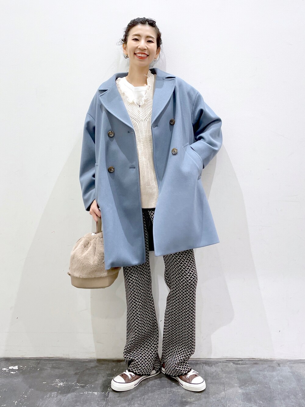 「シンプルコーデ、レイヤードスタイル、ベスト、ニットパンツ、柄パンツ、休日スタイル、ブルー、チェスターコート、いいね、save、フォローお願いします🤑、カジュアル、ベイフロー(BAYFLOW)、BAYFLOW(BAYFLOW)、グローバルワーク(GLOBAL WORK)、大人女子、カラーコート」｜「BAYFLOWのアソートニットパンツ（その他パンツ、その他）」を使った、yukiさん（レディース・165cm）の秋コーディネートの1枚目の写真
