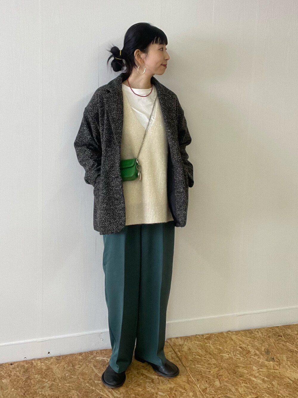 「ジャケット、ジャケットスタイル、レイヤードスタイル、ベスト、カラーパンツ、ジャケットコーデ、秋冬コーデ、冬コーデ、大人カジュアル、きれいめカジュアル、パンツスタイル、オトナカジュアル、大人コーデ、大人女子、冬アウター」｜「mujoのアイテム（パンツ、グリーン系）」を使った、yukiさん（レディース・165cm）の冬コーディネートの1枚目の写真