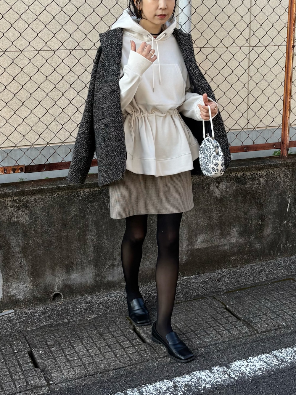 その他パンツ（ベージュ系）を使った「黒タイツ」の人気ファッション