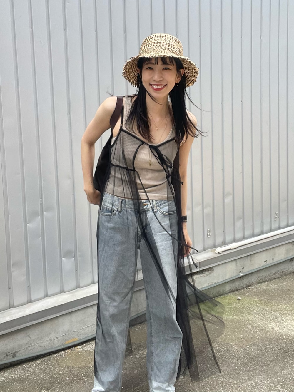 「レイヤードスタイル、デニム、デニムパンツ、麦わら帽子、ノースリーブ、キャミワンピース、キャミワンピ、デニムコーデ、オトナ女子、夏コーデ、テーマパークコーデ、お出かけコーデ、大人カジュアル、休日スタイル、30代コーデ」｜「mujoのアイテム（帽子、ブラウン系）」を使った、yukiさん（レディース・165cm）の夏コーディネートの1枚目の写真