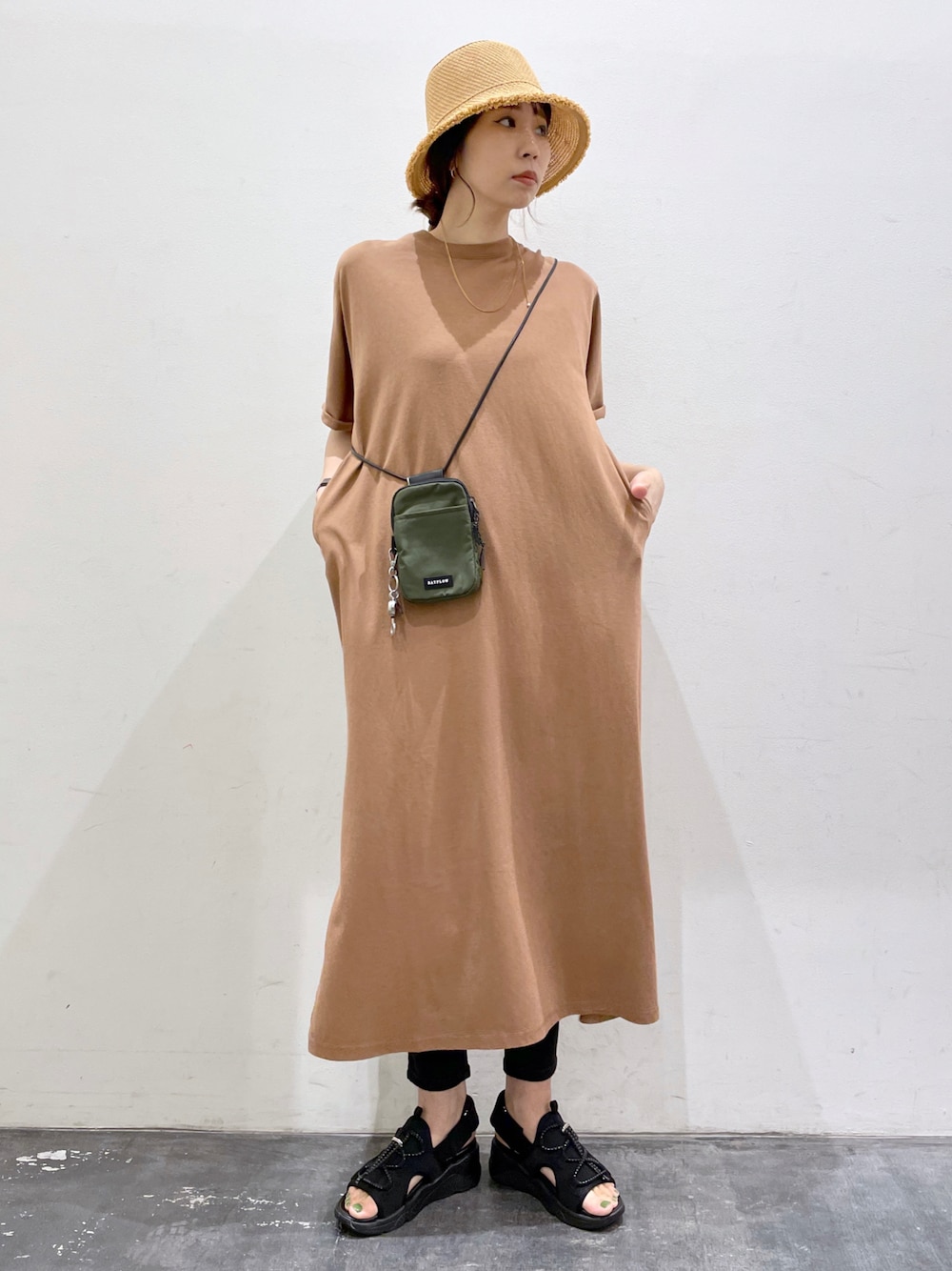 「ワンピース、麦わら帽子、いいね、save、フォローお願いします🤑、夏コーデ、休日スタイル、レイヤードスタイル、Tシャツワンピ、ベイフロー(BAYFLOW)、BAYFLOW(BAYFLOW)、大人カジュアル、アースカラー、ラフ、ワントーンコーデ、厚底サンダル、カジュアルコーデ」｜「BAYFLOWのスニーカーサンダル（サンダル、ブラック系）」を使った、yukiさん（レディース・165cm）の夏コーディネートの1枚目の写真