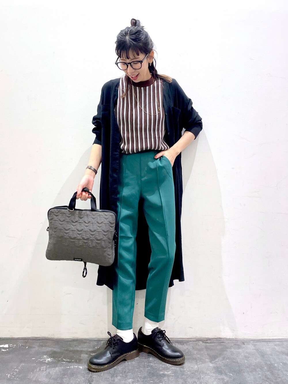 「テーパードパンツ、グリーン、メガネ女子、黒縁メガネ、休日スタイル、ベイフロー(BAYFLOW)、BAYFLOW(BAYFLOW)、ストライプ、レイヤードスタイル、いいね、save、フォローお願いします🤑、秋コーデ、秋のコーデ、大人カジュアル、きれいめカジュアル、秋服準備はじめました」｜「BAYFLOWのスターキルティングPCケース（PC・タブレットケース、グレー系）」を使った、yukiさん（レディース・165cm）の秋コーディネートの1枚目の写真