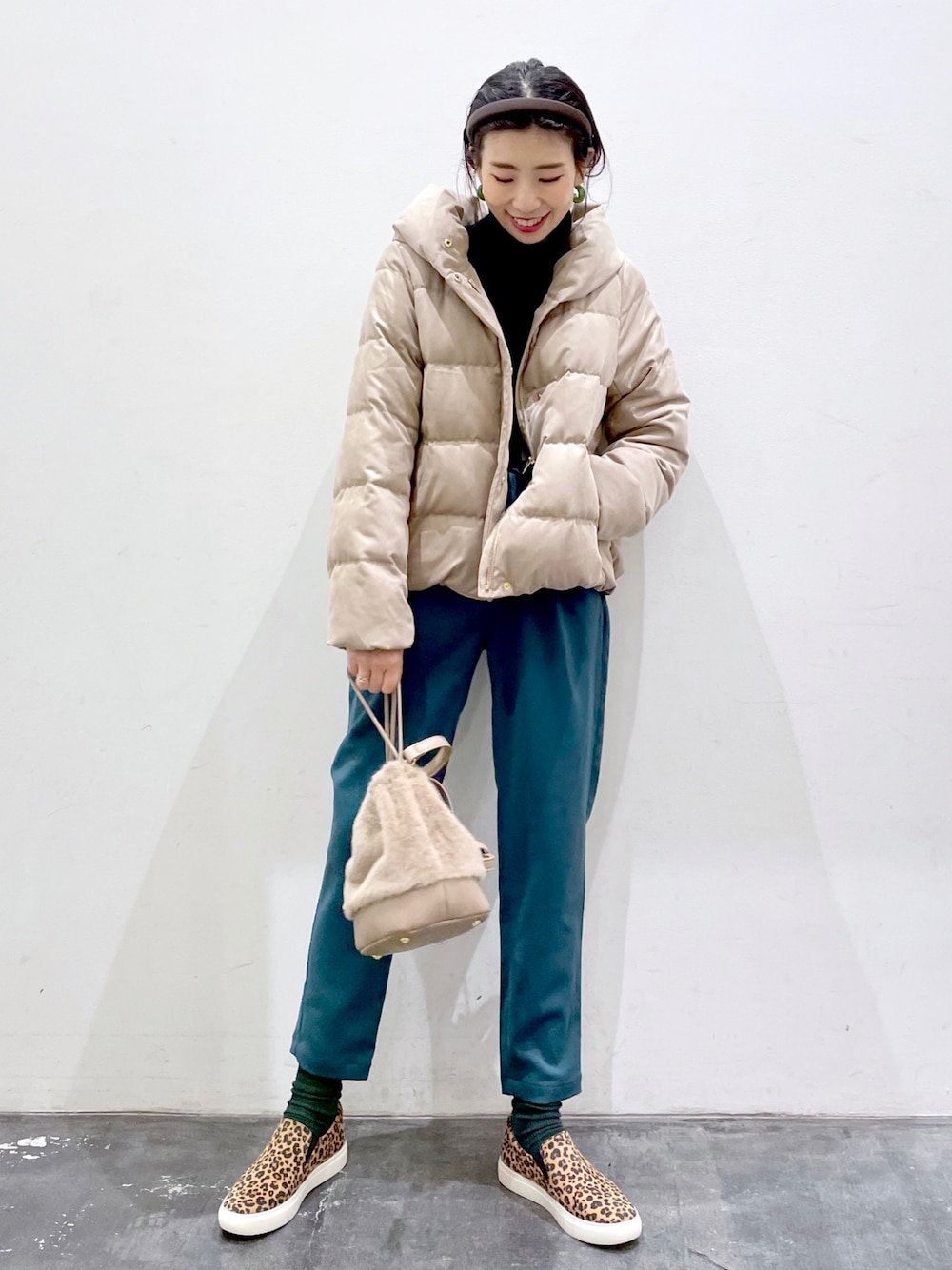 「カジュアル、カラーパンツ、テーパードパンツ、レオパード、休日スタイル、いいね、save、フォローお願いします🤑、きれいめカジュアル、大人カジュアル、コーデュロイ、ベイフロー(BAYFLOW)、BAYFLOW(BAYFLOW)、グリーン、タートルネック、ダウンジャケット、大人コーデ」｜「BAYFLOWのフェイクファーコンビキンチャクバッグ（ハンドバッグ、ベージュ系）」を使った、yukiさん（レディース・165cm）の冬コーディネートの1枚目の写真