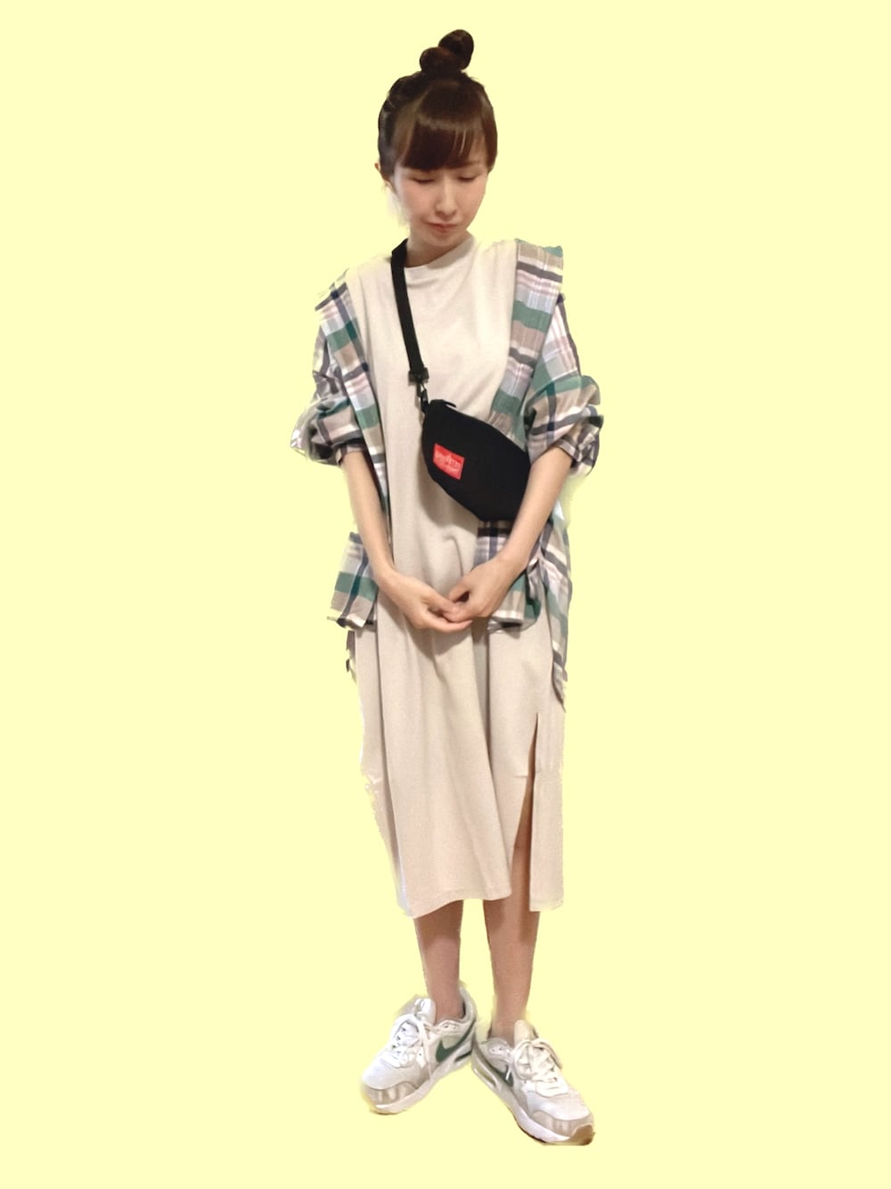 「春夏コーデ、シャツスタイル、スニーカー、NIKE、Tシャツワンピ、チェックシャツ、休日コーデ、お団子ヘアー、シンプルコーデ、ラクチンコーデ、プチプラ、シャツワンピ、ビッグシルエット、大人カジュアル」｜「AMERICAN HOLICのとろみバックタックBIGシャツ（シャツ/ブラウス、ピンク系）」を使った、りなっぷ🌼さん（レディース・152cm）の春コーディネートの1枚目の写真