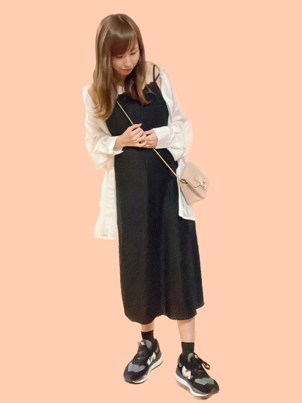 「シアートップス、キャミワンピ、春夏コーデ、シャツスタイル、スニーカー、シンプルコーデ、プチプラ、New Balance、ワンピース、きれいめカジュアル、低身長、休日スタイル、ビッグシルエット、レイヤードスタイル」｜「FURLAのメトロポリス ミニ クロスボディバッグ（ショルダーバッグ、ベージュ系）」を使った、りなっぷ🌼さん（レディース・152cm）の春コーディネートの1枚目の写真