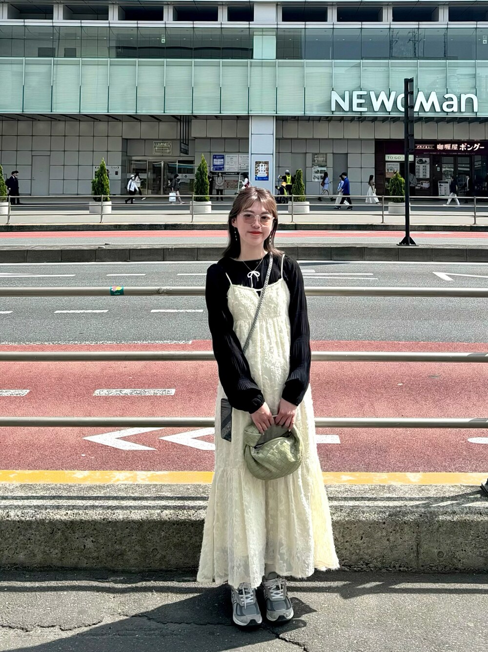 「archivesのティアードシャギーキャミワンピース（ワンピース、ホワイト系）」を使った、018さん（レディース・157cm）の春コーディネートの1枚目の写真