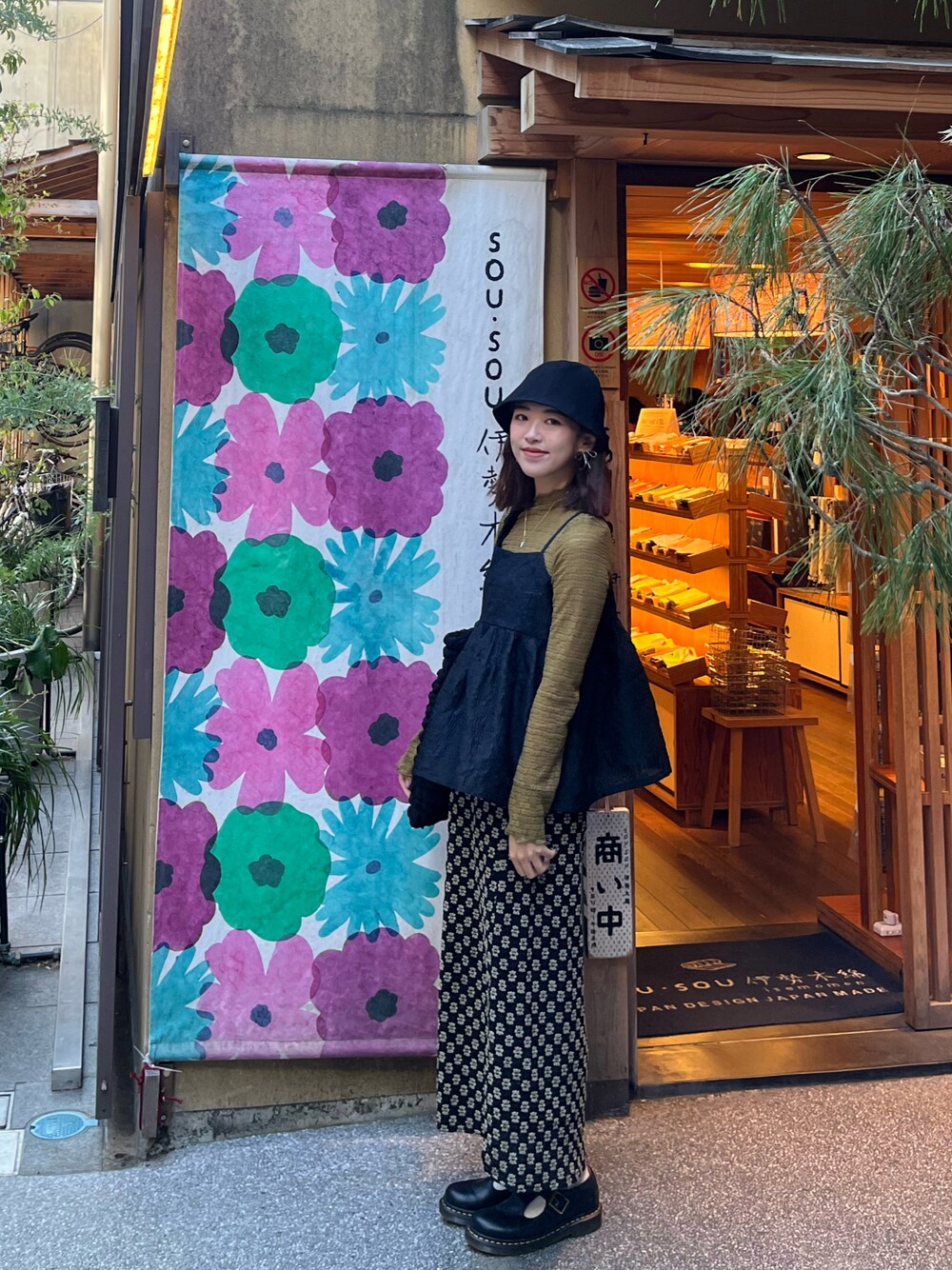 「Dr. MartensのDr.Martens R14852001 POLLEY BL（ドレスシューズ、ブラック系）」を使った、018さん（レディース・157cm）の秋コーディネートの1枚目の写真