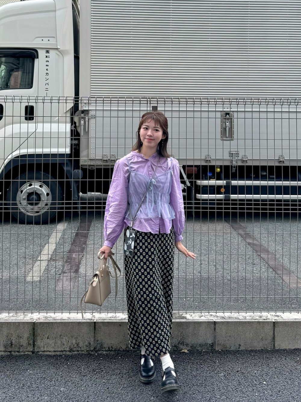 「Dr. MartensのDr.Martens R14852001 POLLEY BL（ドレスシューズ、ブラック系）」を使った、018さん（レディース・157cm）の春コーディネートの1枚目の写真