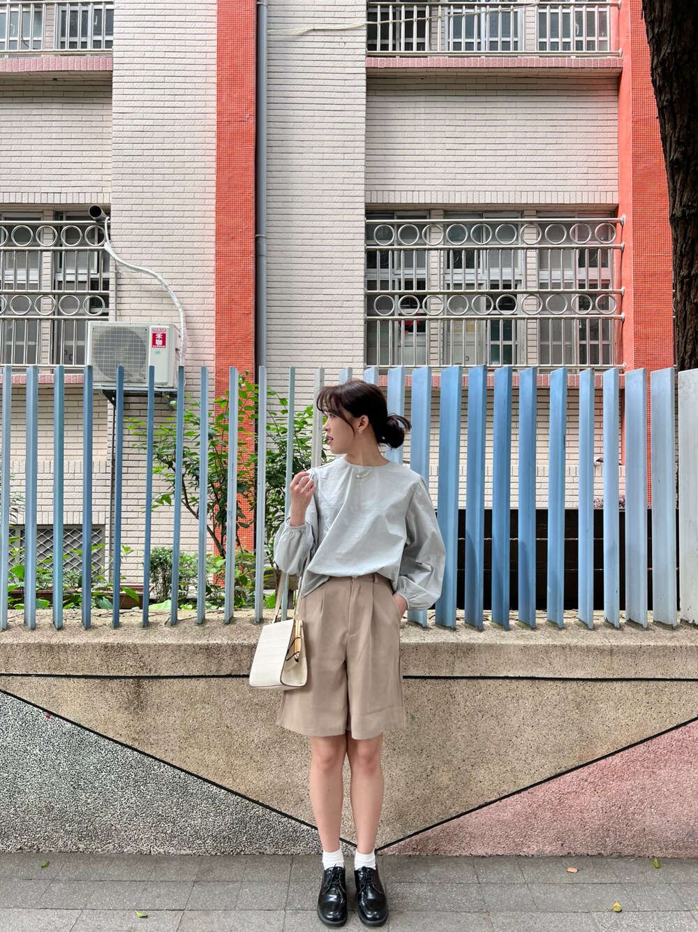 「NETのアイテム（トップス、ブルー系）」を使った、018さん（レディース・157cm）の春コーディネートの1枚目の写真