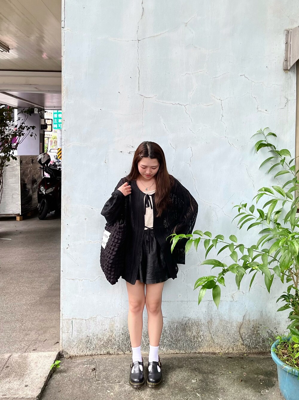 「Dr. MartensのDr.Martens R14852001 POLLEY BL（ドレスシューズ、ブラック系）」を使った、018さん（レディース・157cm）の夏コーディネートの1枚目の写真