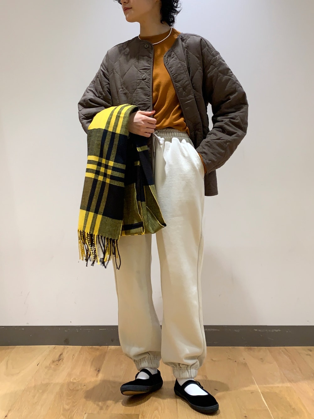 「秋コーデ、大人カジュアル、パンツコーデ、ビッグシルエット、リラックススタイル、メンズライク、ootd、スウェット、スウェットパンツ」｜「URBAN RESEARCHのイタリアンウールショート丈ニット（ニット/セーター、オレンジ系）」を使った、ミヤベさん（レディース・157cm）の秋コーディネートの1枚目の写真
