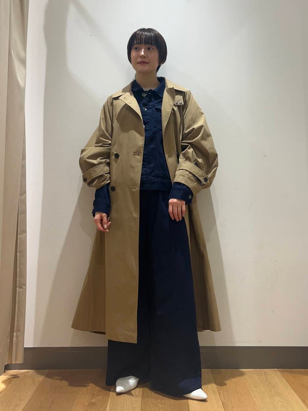 「デニム、ジャケット、カジュアル、アウター、カジュアルコーデ、レイヤード、パンツ、ベーシック、ブルベ夏、骨格ナチュラル、ナチュラル×ブルベ夏、シューズサイズ22.5〜23cm、私の推しデニムスタイル」｜「URBAN RESEARCH DOORSのDenim Tuck Wide Pants（デニムパンツ、ブルー系）」を使った、ミヤベさん（レディース・157cm）の冬コーディネートの1枚目の写真