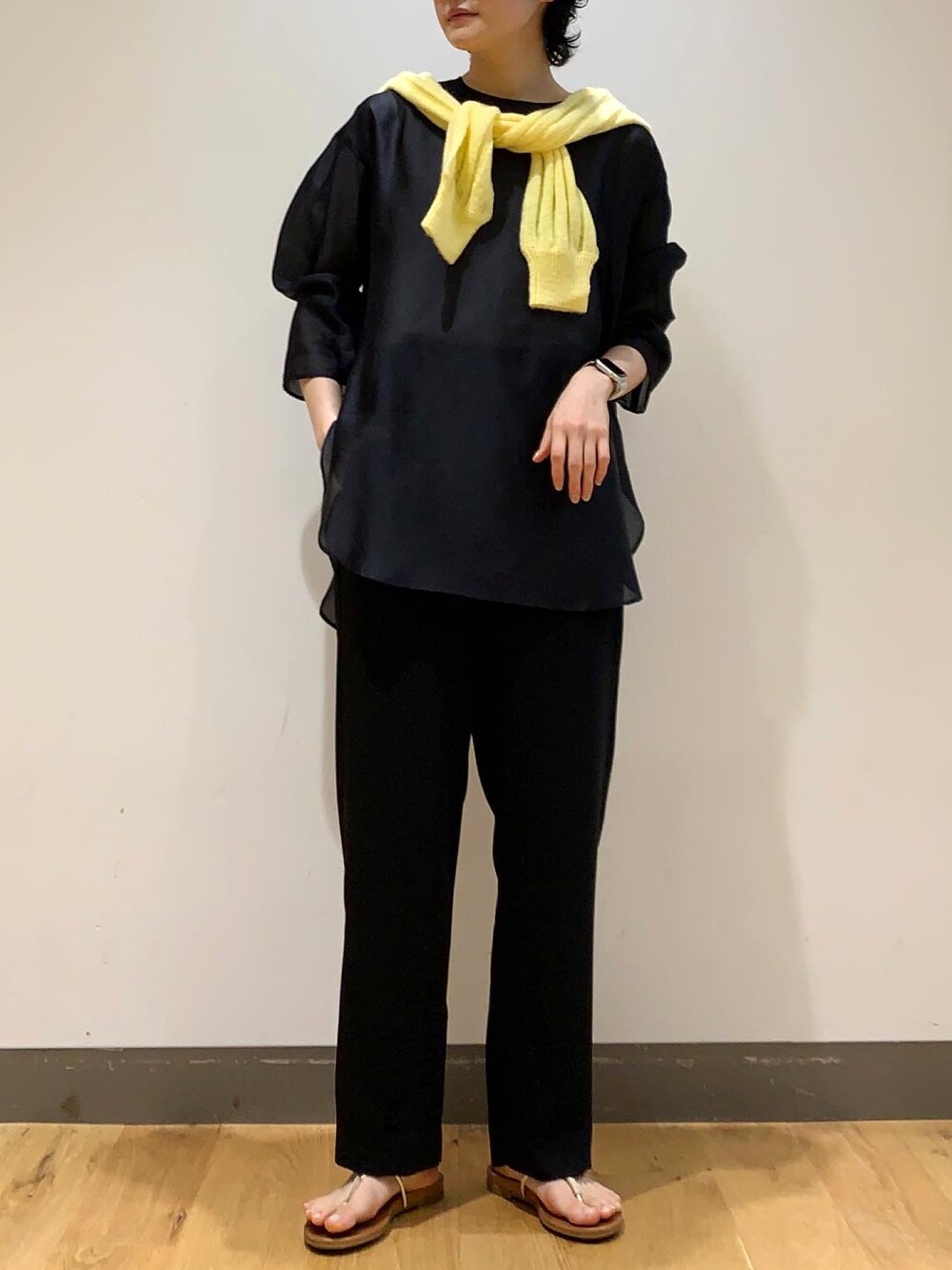 「大人カジュアル、秋カラー、ラクチンコーデ、秋先取りコーデ、シンプルコーデ、秋服準備はじめました」｜「audrey and john wadのAudrey and John Wad　Long Pullover Blouse（シャツ/ブラウス、ブラック系）」を使った、ミヤベさん（レディース・157cm）の夏コーディネートの1枚目の写真