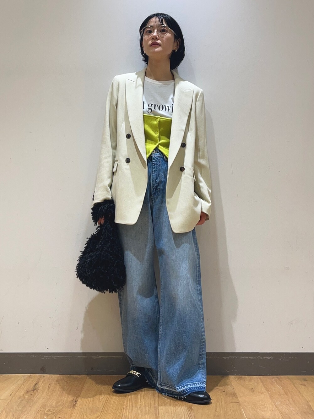 「ローファー、シンプルコーデ、オトナカジュアル、おでかけコーデ、骨格ナチュラル」｜「URBAN RESEARCHのロゴロングスリーブTシャツ（Tシャツ/カットソー、ホワイト系）」を使った、ミヤベさん（レディース・158cm）の冬コーディネートの1枚目の写真