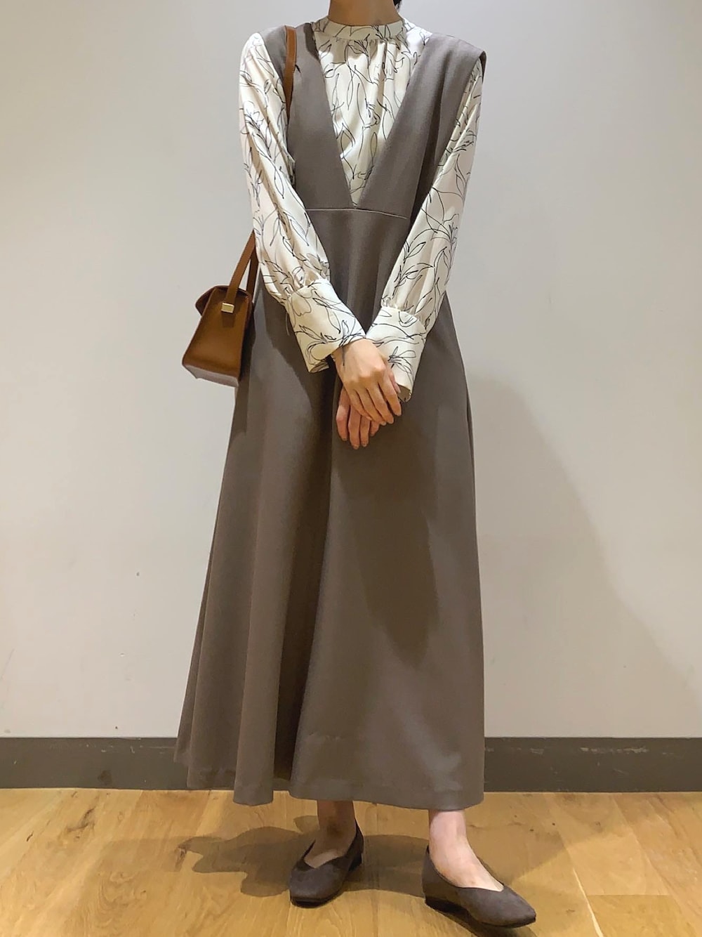 「秋カラー、シンプル、今日のコーデ、ブラウン、秋コーデ、ブラウス、ジャンパースカート、ワンピース」｜「URBAN RESEARCH ROSSO WOMENの【WEB/一部店舗限定】ラインアートプリントブラウス（シャツ/ブラウス、ホワイト系）」を使った、ミヤベさん（レディース・157cm）の夏コーディネートの1枚目の写真