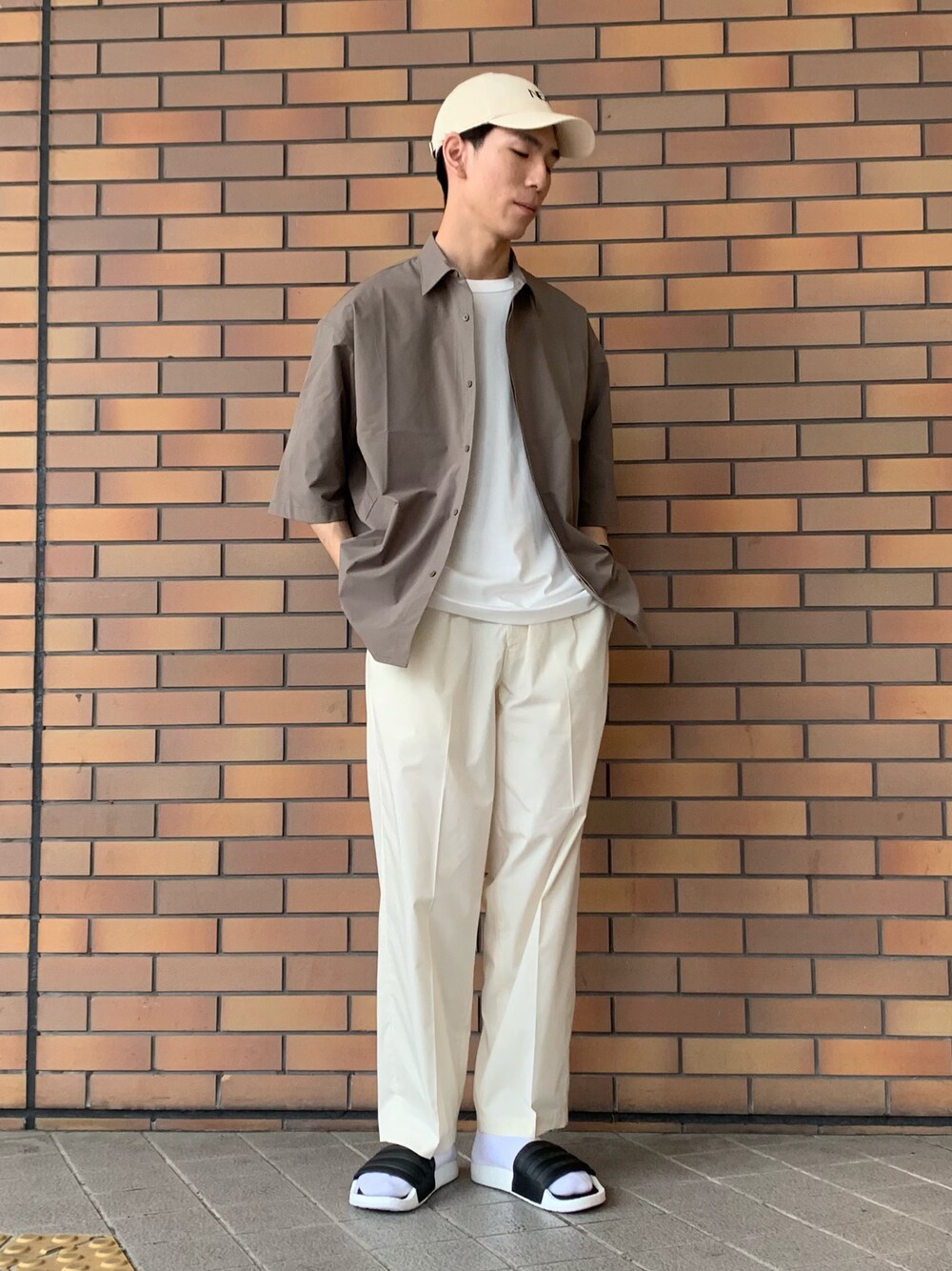 「夏コーデ、シンプルコーデ、ゆるコーデ、きれいめカジュアル、オトナカジュアル、ベージュ、ワントーンコーデ、シャツスタイル、リラックススタイル」｜「URBAN RESEARCHのタイプライターストレッチイージーパンツ（その他パンツ、ホワイト系）」を使った、Ryoさん（メンズ・172cm）の夏コーディネートの1枚目の写真