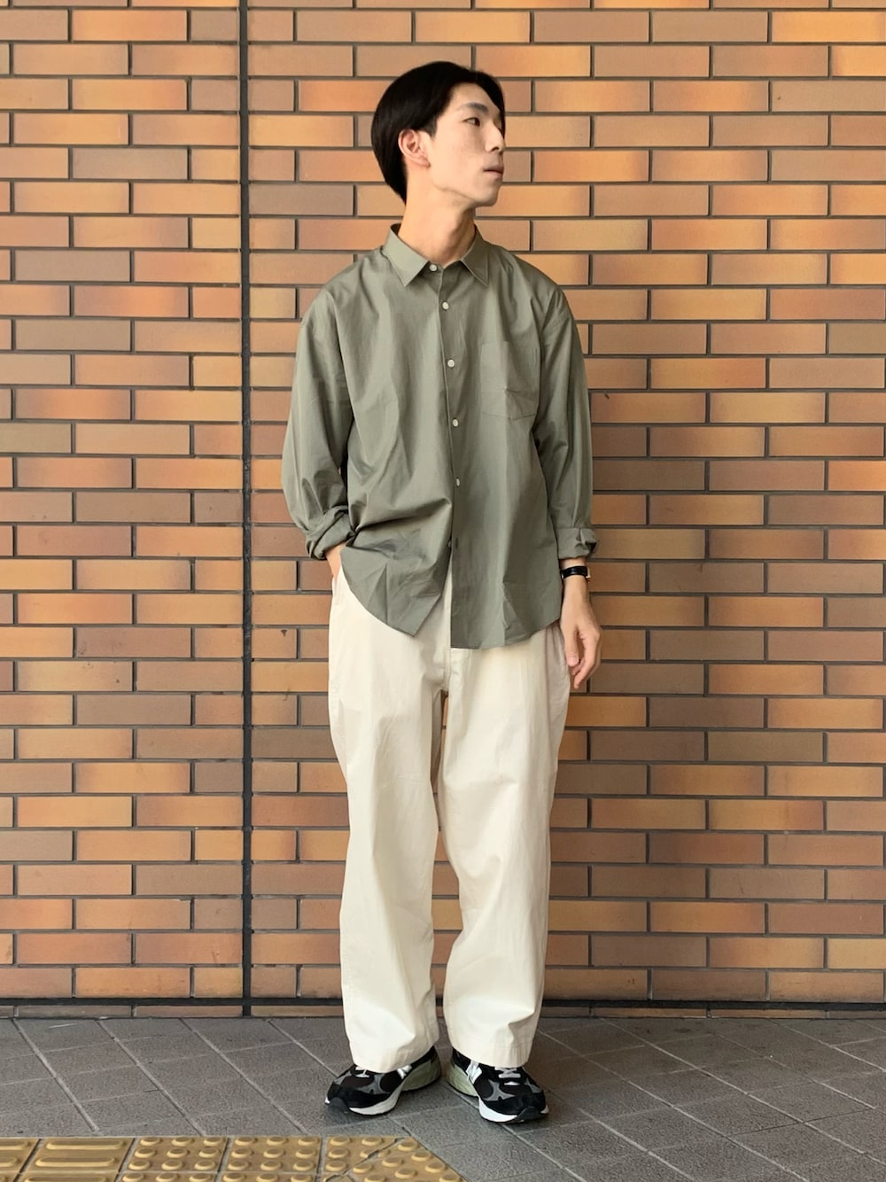 「シンプルコーデ、今日のコーデ、ビックシルエット、秋コーデ、ワイドパンツ、シャツスタイル、大人カジュアル」｜「THOMAS MASONのトーマスメイソンオーバーシャツ（シャツ/ブラウス、グレー系）」を使った、Ryoさん（メンズ・172cm）の夏コーディネートの1枚目の写真