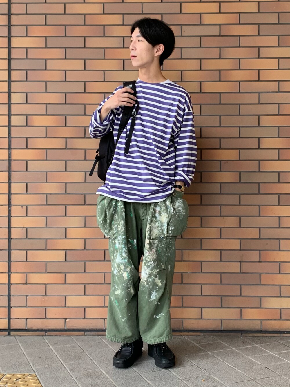 「URBAN RESEARCHのボートネックボーダーロングスリーブ（Tシャツ/カットソー、パープル系）」を使った、Ryoさん（メンズ・172cm）の秋コーディネートの1枚目の写真
