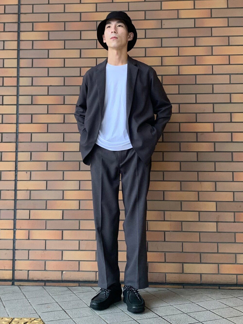 「シンプルコーデ、今日のコーデ、秋コーデ、Tシャツ、きれいめカジュアル、セットアップ、秋服準備はじめました」｜「URBAN RESEARCHのトロワッシャージャコット（その他アウター、グレー系）」を使った、Ryoさん（メンズ・172cm）の夏コーディネートの1枚目の写真
