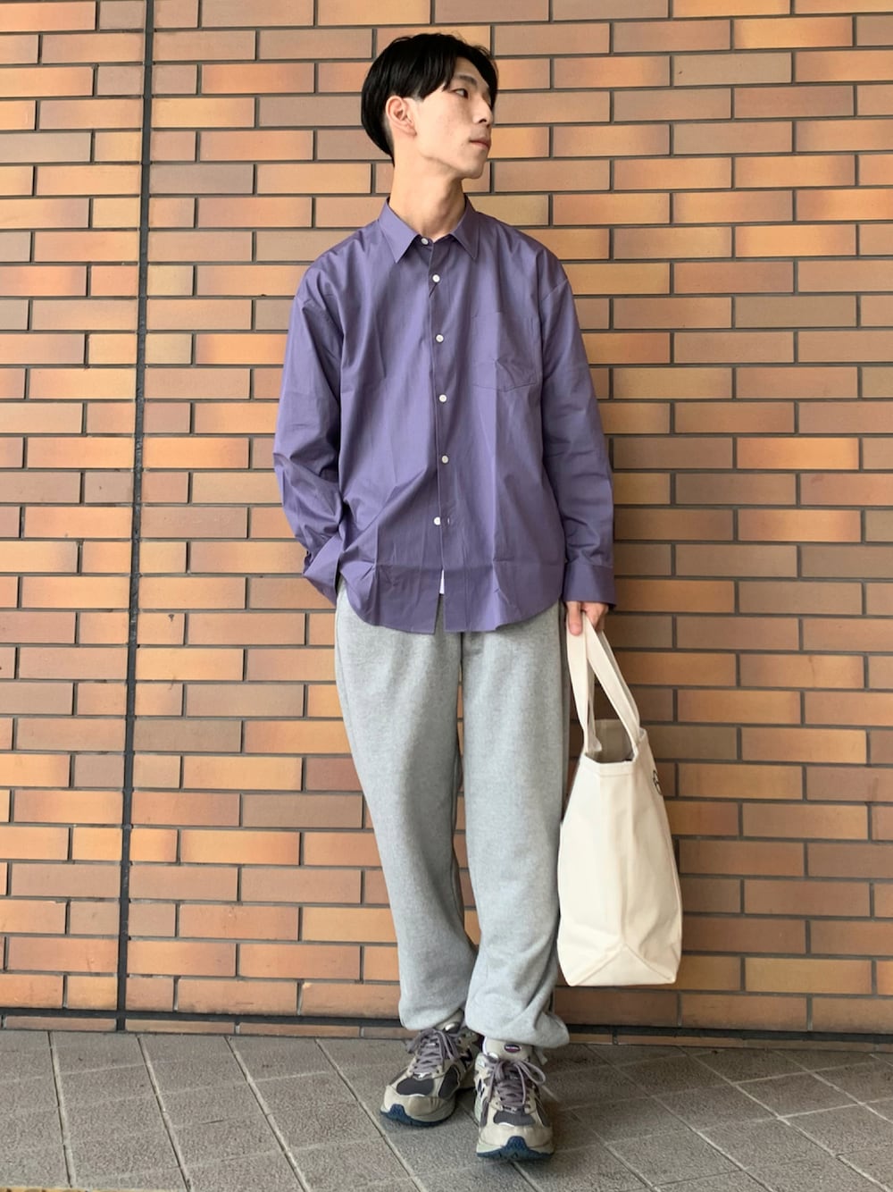 「スウェットパンツ、ニューバランス、秋のコーデ、スニーカーコーデ、ビックシルエット、リラックススタイル、シンプルコーデ、シャツスタイル、今日のコーデ」｜「THOMAS MASONのトーマスメイソンオーバーシャツ（シャツ/ブラウス、パープル系）」を使った、Ryoさん（メンズ・172cm）の秋コーディネートの1枚目の写真