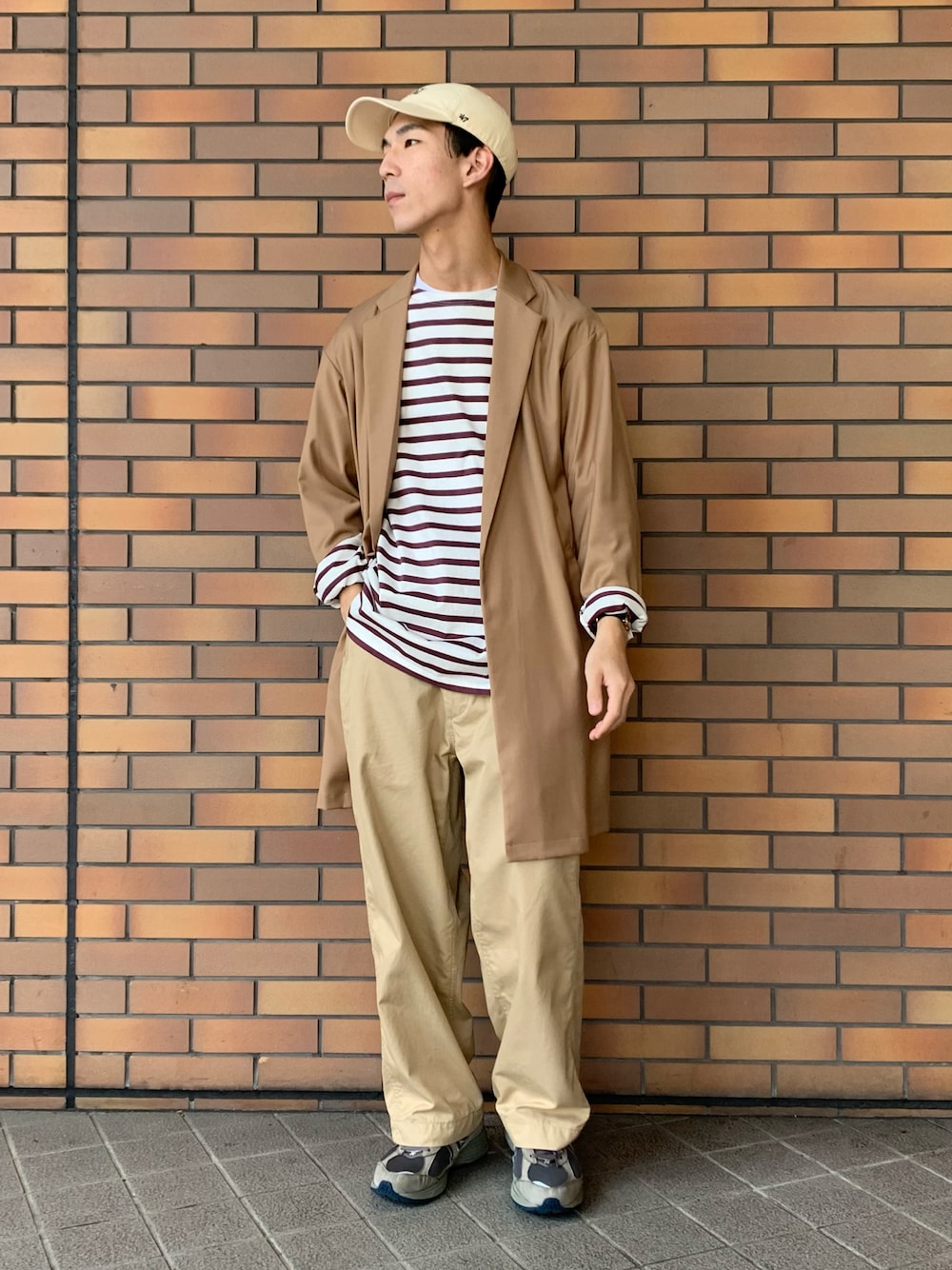 「秋のコーデ、今日のコーデ、秋服、ゆるコーデ、スニーカー、きれいめカジュアル、ワイドパンツ、チノパン」｜「URBAN RESEARCHのARMY CHINO TROUSERS（チノパンツ、ベージュ系）」を使った、Ryoさん（メンズ・172cm）の秋コーディネートの1枚目の写真