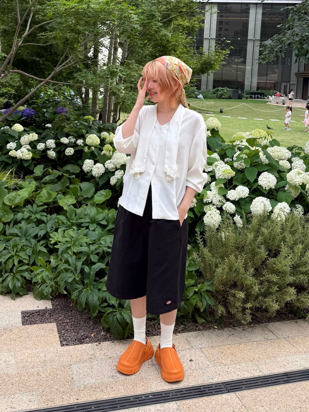 UGGのサンダル（オレンジ系）を使った人気ファッション